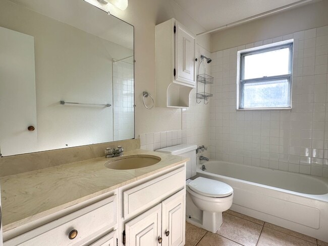 Building Photo - End-Unit Condo in Southglenn