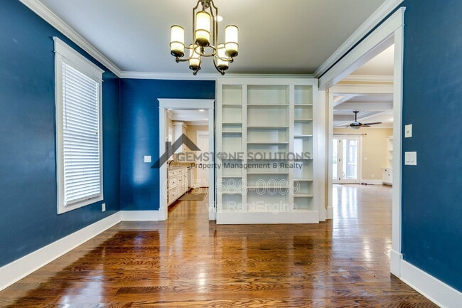 Building Photo - 210 38th Ave N