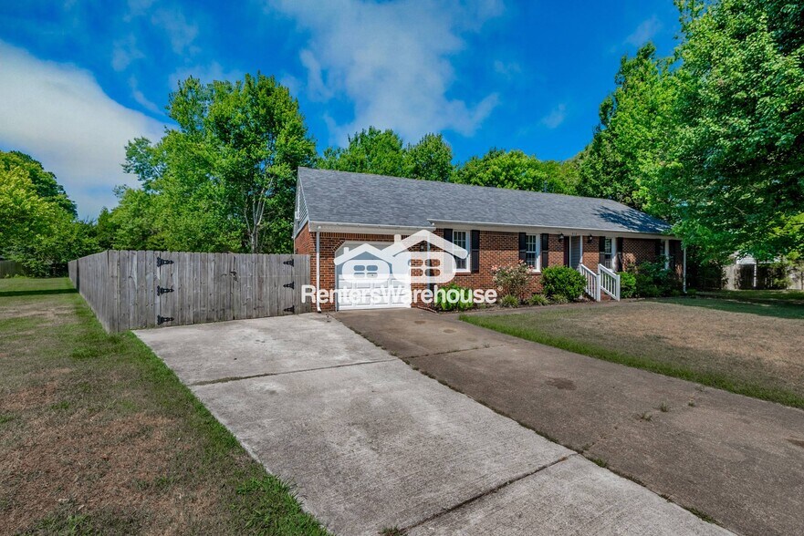 Building Photo - 816 Pin Oak Pl