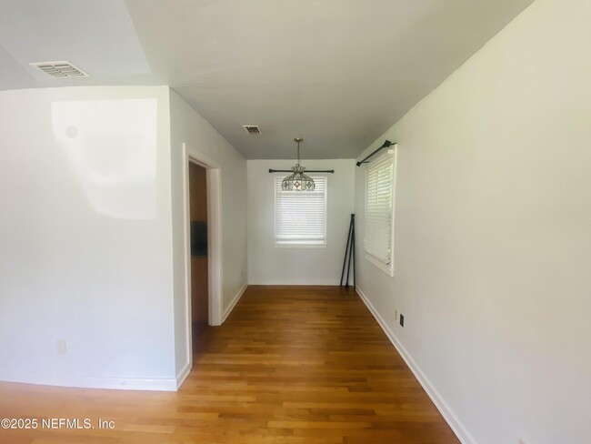 Building Photo - 1349 Menna St