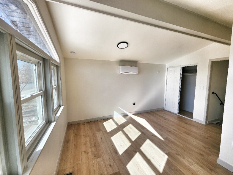 Building Photo - 860 S Quivas St