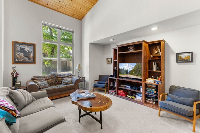 Building Photo - Riverview Long-Term Townhouse