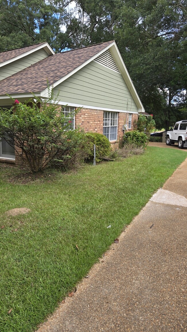 Building Photo - 405 Brentwood Dr