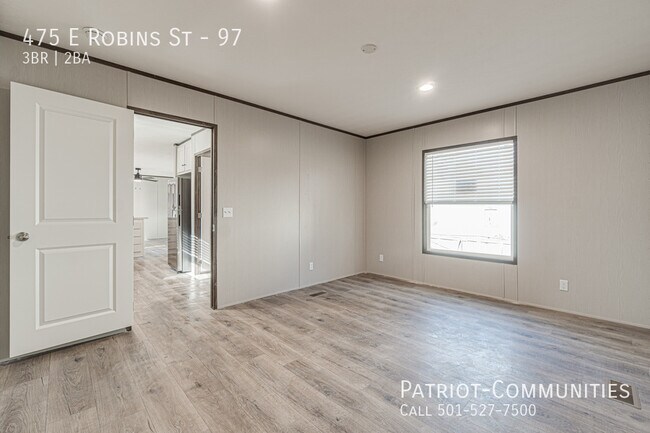 Building Photo - 475 E Robins St