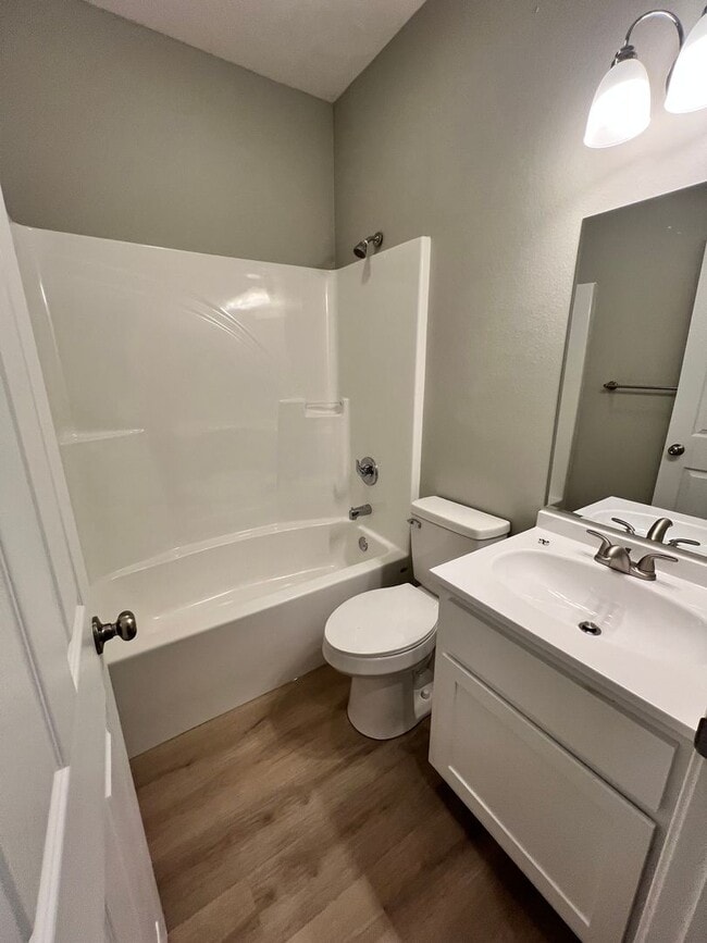 Building Photo - 4 bedroom 2 bath Bolivar MO