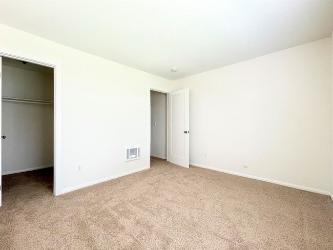 Building Photo - Upper Level Condo in Gated Arbor Hill!