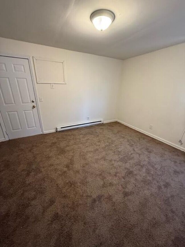 Building Photo - 1970 Lakeview Rd