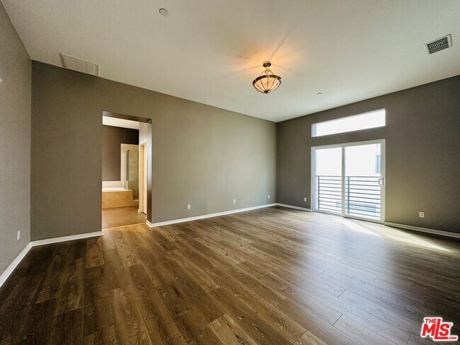 Building Photo - 6581 S Seabluff Dr