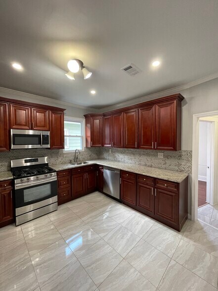 Building Photo - 1018 Kilsyth Rd