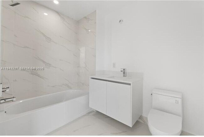 Building Photo - 700 NE 24th St