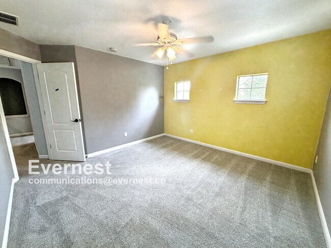 Building Photo - 4-Bedroom Home with Modern Amenities and C...