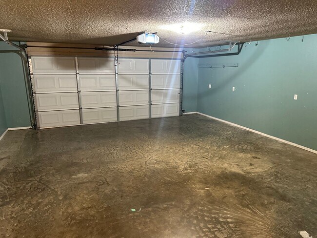 Building Photo - Available August 1st! 3-Bedroom, 2-Bathroom Home in East Rogers