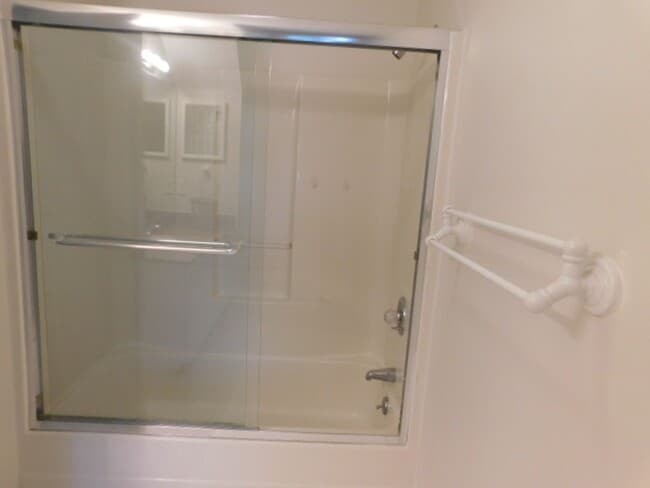 Building Photo - Expansive Unfurnished Spanish Wells Home Available for Rent