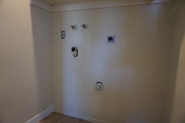 Building Photo - 8287 Ivy Dr