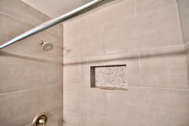Building Photo - 4404 Basswood Ln