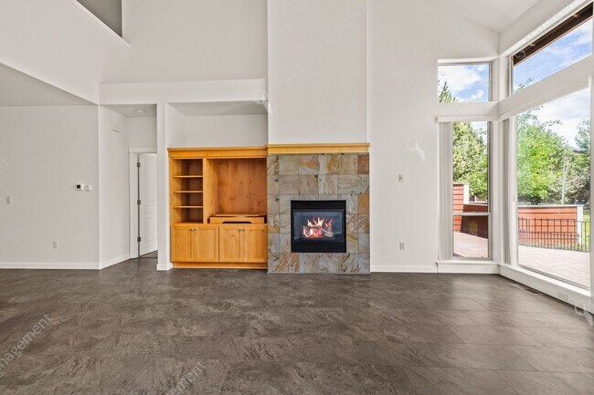 Building Photo - Eagle Crest Townhome Steps to Lakeside Center & Trails