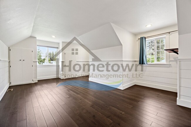 Building Photo - 4 Bedroom 4 Bathroom Home with Attached 2-...