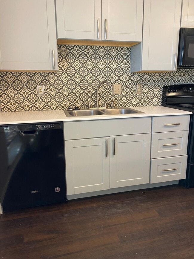 Building Photo - SPACIOUS 3 bedroom 2 bath Townhome COMING SOON!