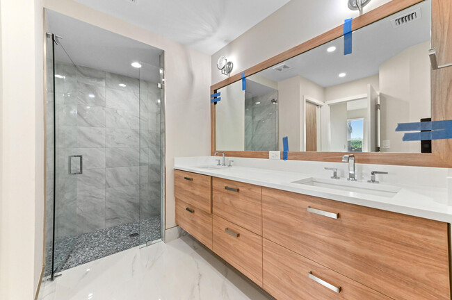Building Photo - 12454 Crystal Pointe Dr