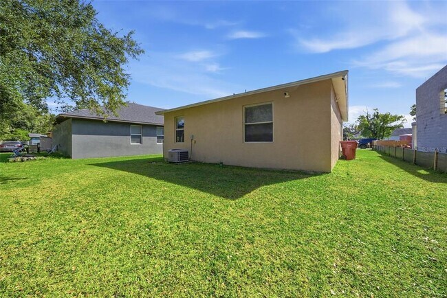 Building Photo - 1306 E Church St