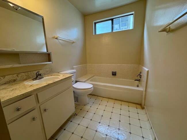 Building Photo - Excellent Location! Minutes from Beverly H...