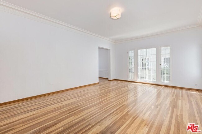 Building Photo - 448 1/2 S Wilton Pl