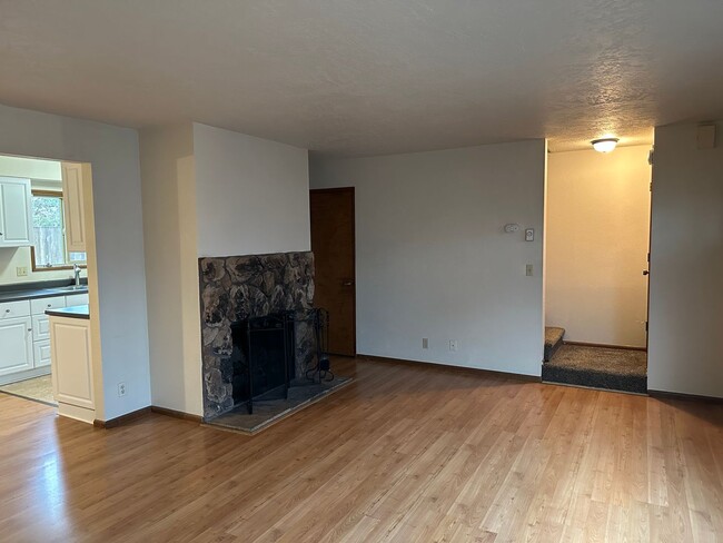 Building Photo - 3 bed 1 1/2 bath duplex in Springfield! (M...