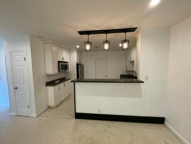 Building Photo - 842 SW 12th Ct