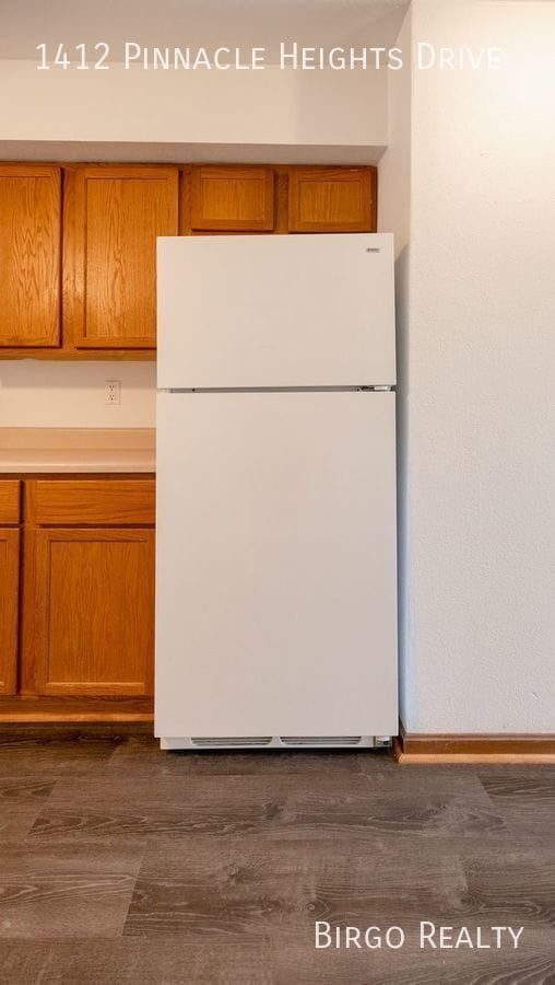 Building Photo - Move in Special! First Month's Rent is Fre...