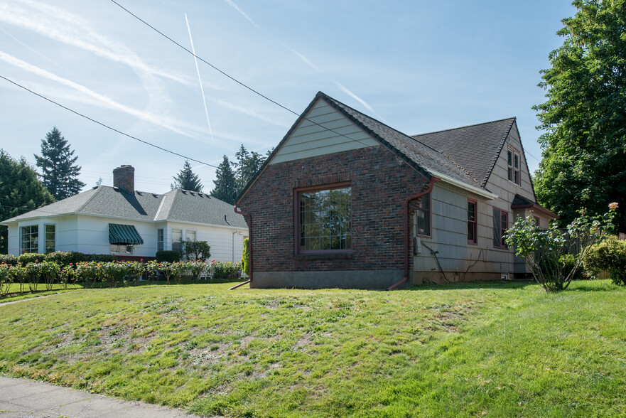 Building Photo - 2628 Northeast Ainsworth Street