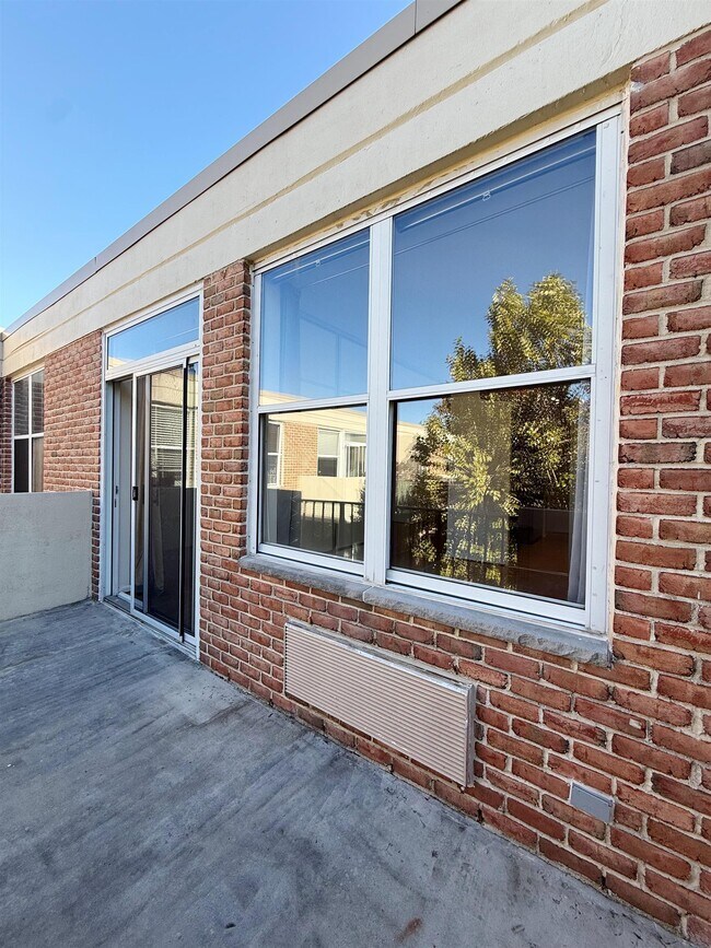 Building Photo - 200 Grand Cove Way