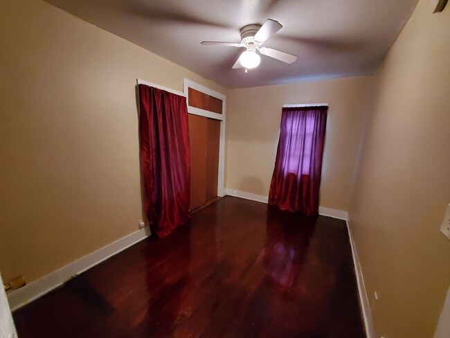 Building Photo - Cute 2 bedroom with garage & fence in back...