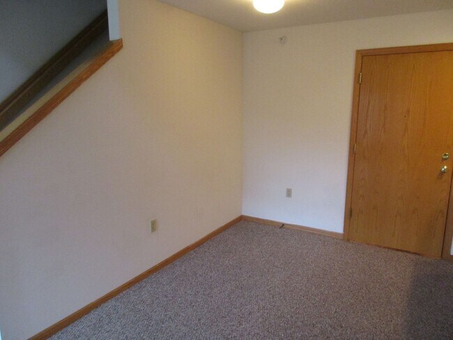 Building Photo - 3 Bedroom, 2 Bath