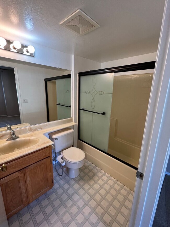 Building Photo - 2 bed / 2 bath two story in prime La Cresc...