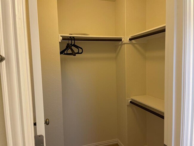 Building Photo - 4118 Kingsley Ave