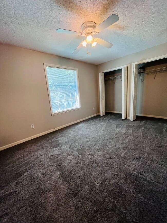 Building Photo - 3 BR/ 2 BA townhome located in Lakeshore E...