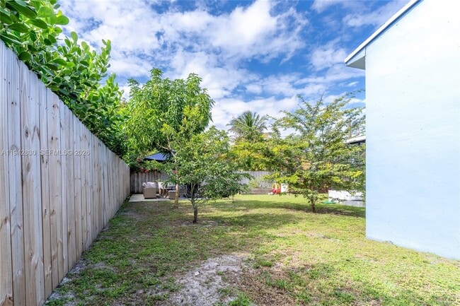 Building Photo - 320 S 28th Ave