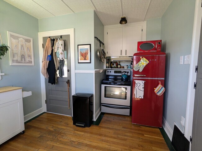Kitchen - 609 Randall Ave
