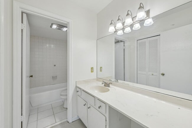 Building Photo - Updated 2BR/2.5BA Townhome in Gated West B...