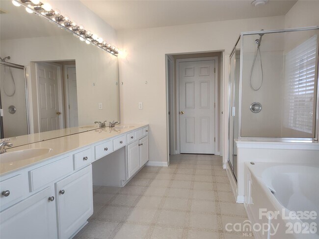 Building Photo - 10804 Fountaingrove Dr