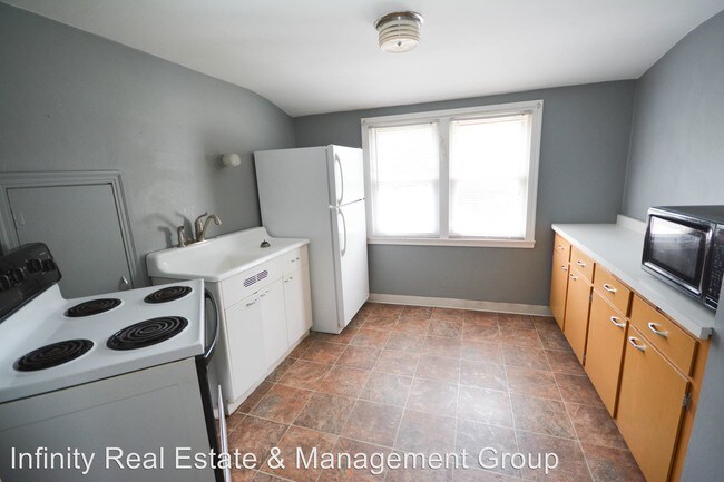 Building Photo - 114-11-1/2 11 1/2 St SE