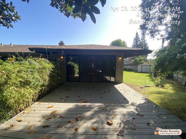 Building Photo - Sprawling Ranch with Open Floorplan & Exce...