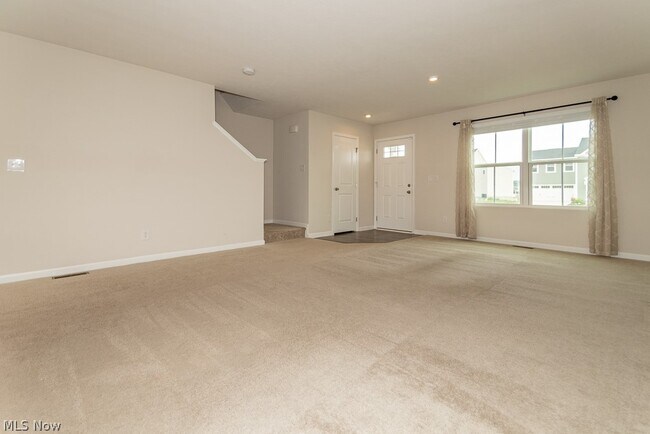 Building Photo - 472 Roberta Dr
