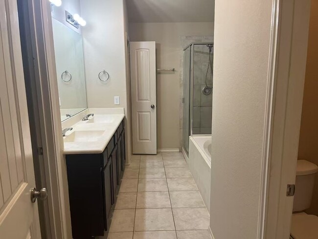 Building Photo - Spacious 4-Bedroom Family Home with Open F...