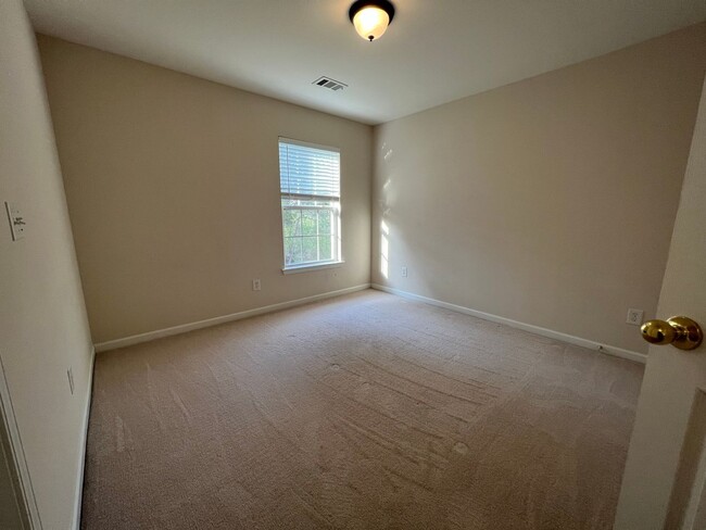 Building Photo - 4 bed, 2.5 bath w/ 2 car garage close to p...