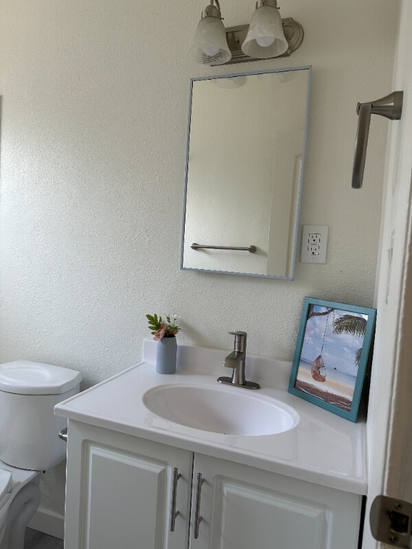 Building Photo - 897 Center St