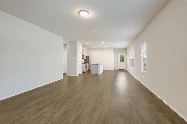 Building Photo - Well-Maintained Home with Modern Conveniences