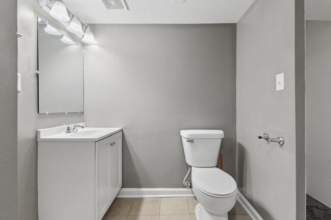 Building Photo - 815 W 187th St