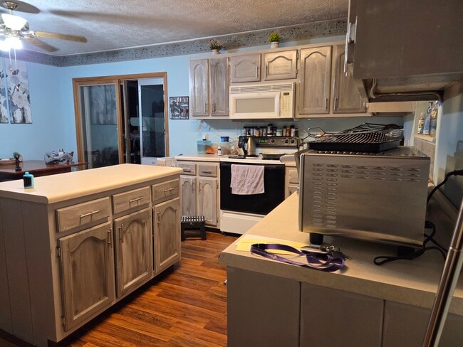 Building Photo - 116 Hidden Valley Dr