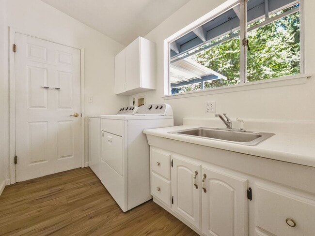 Building Photo - New Kitchen!! Beautiful family home w/extr...
